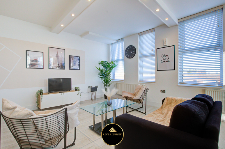 Others 5, Stylish 1 Bedroom Apartment, High St. Sutton, Free Parking , London