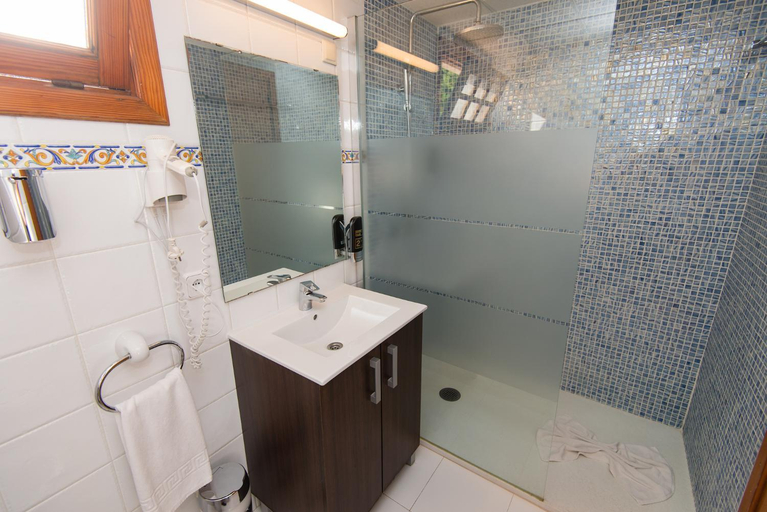 Bathroom, Apartamentos Quijote Park, Baleares