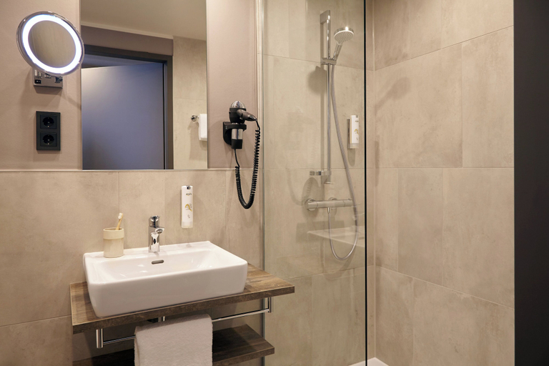 Bathroom 5, Candlewood Suites Dusseldorf Airport by IHG, Düsseldorf