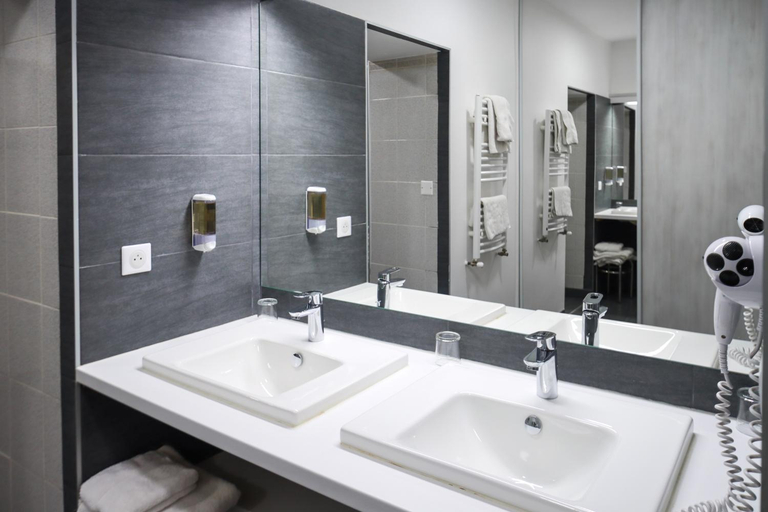 Bathroom 4, Hotel Le Lons, Ariège