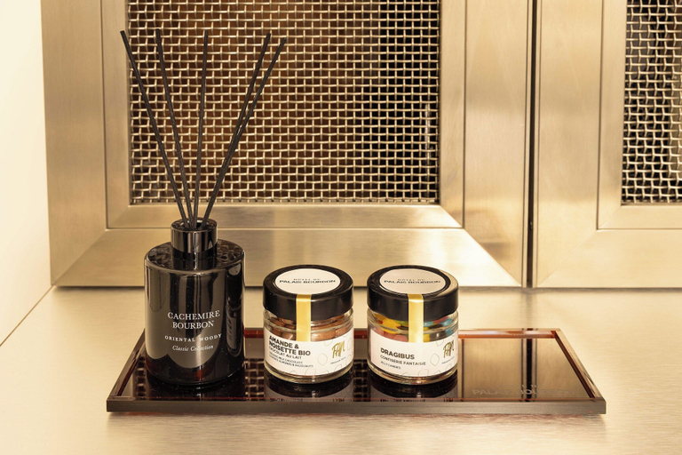 Bathroom amenities 2, Bourgogne Hostel - Room 02 PRM - 2P - Invalides, Paris