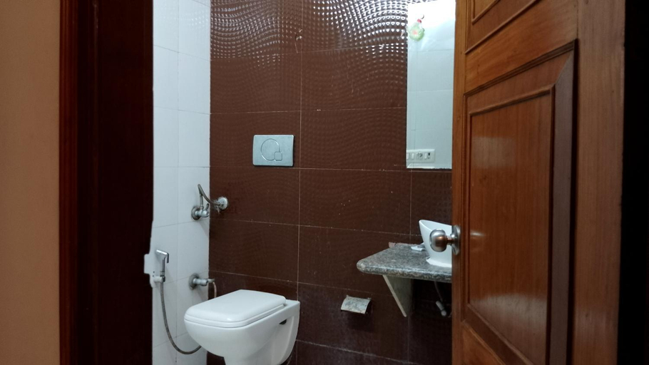 Bathroom 2, Hotel Le Mount Suit Inn Near IGI Airport, Delhi