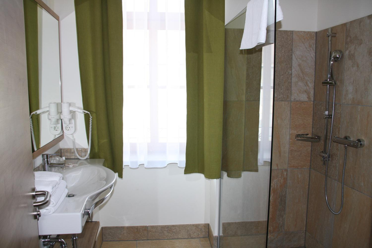 Bathroom 3, Weinhotel Rieder, Mistelbach