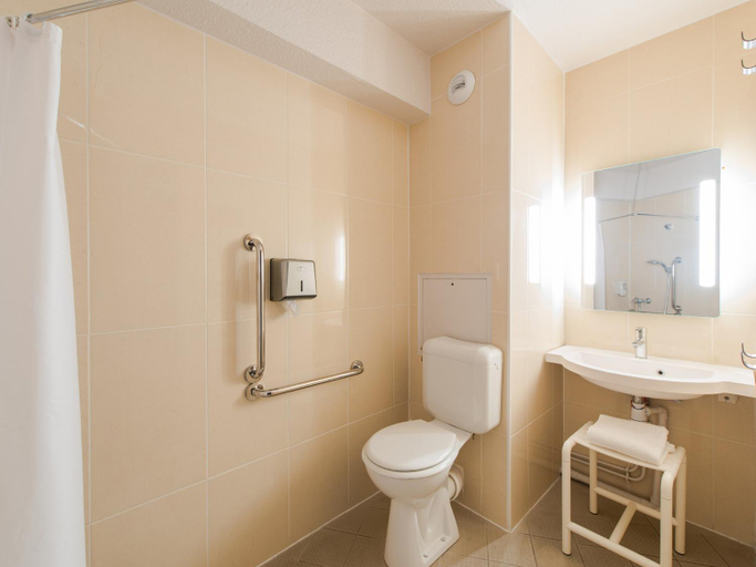 Bathroom 4, B&B HOTEL Blois Sud Vineuil, Loir-et-Cher