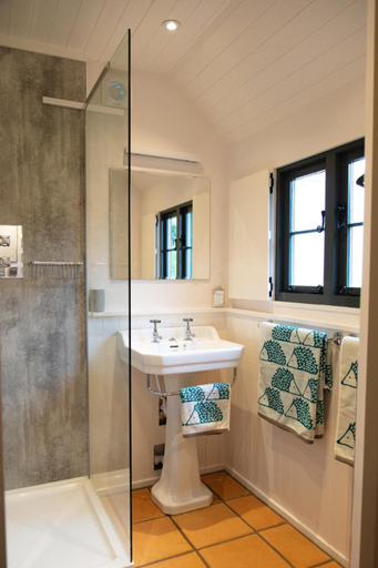 Bathroom 3, Shepherd's Hut at High Gardens, Herefordshire