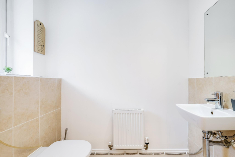 Bathroom 3, Foxherne 6 Bedroom 3Bath Serviced House 18, Slough