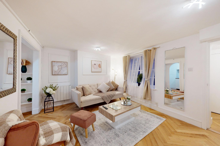 Others 3, Stay in Marylebone, London