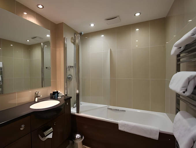Bathroom 5, Old Thorns Golf Resort and Spa Hampshire by Accor, Hampshire