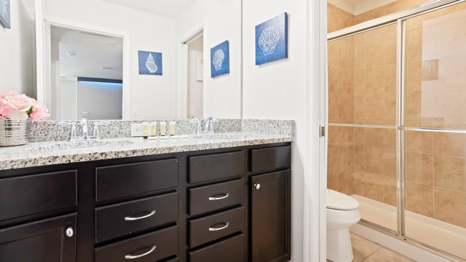 Bathroom 4, Elegant Orlando Home: Pool, Spa & Theme Parks, Osceola