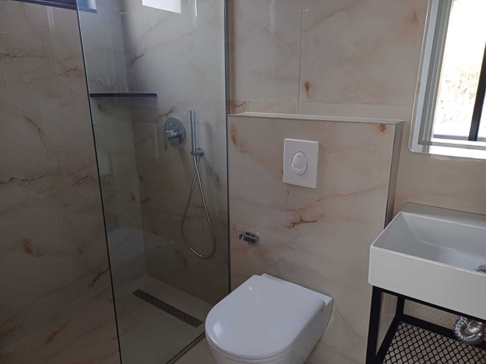 Bathroom 4, Alpaso Hotel, Sarandës