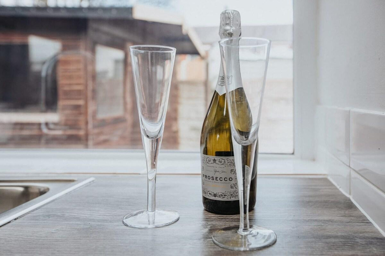 Food & Drinks, Hillside House | 2 Bedrooms parking WI-FI Hospital, Blackpool