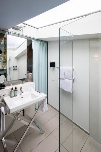 Bathroom 16