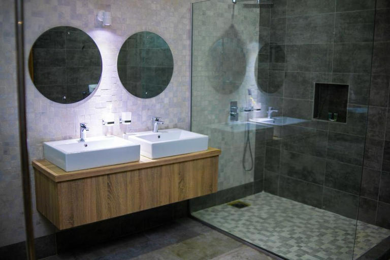 Bathroom, Dozubel Hotel, AbujaMun
