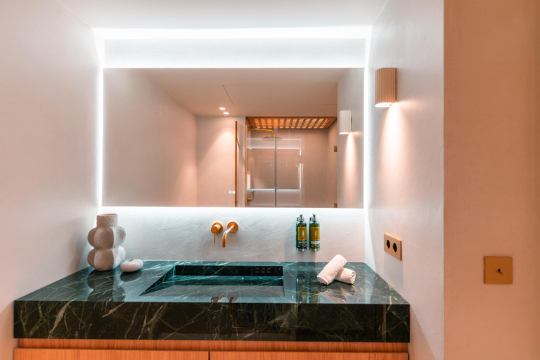 Bathroom 5, Les Appartements Rive Neuve, Bouches-du-Rhône