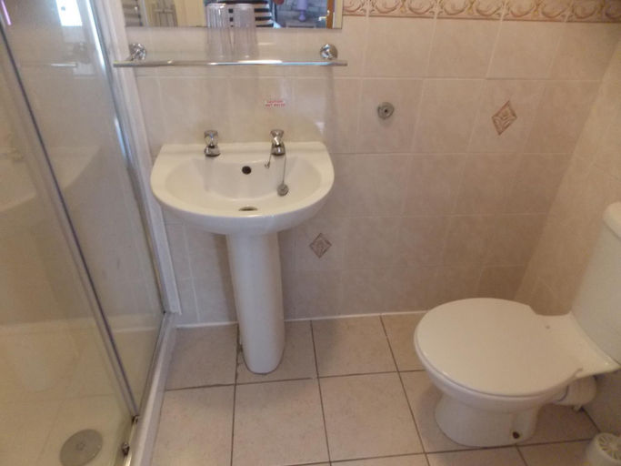 Bathroom 3, The Celtic Pride Hotel, Blackpool