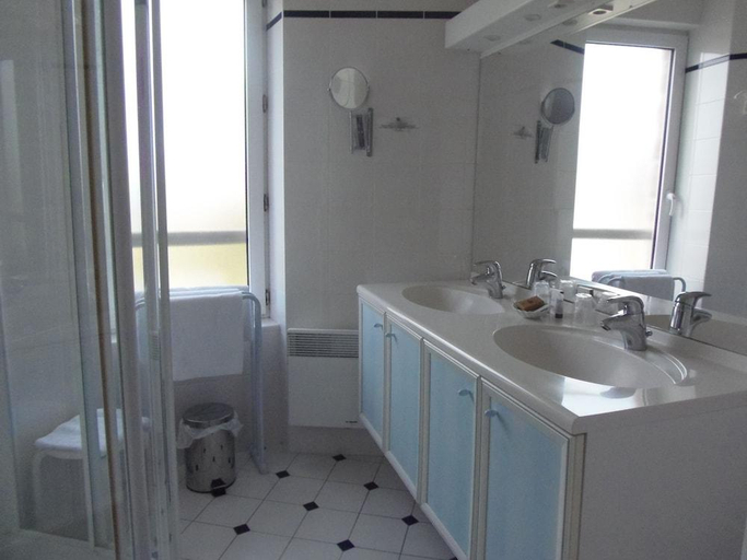 Bathroom 2, Hotel de la Mer, Côtes-d'Armor
