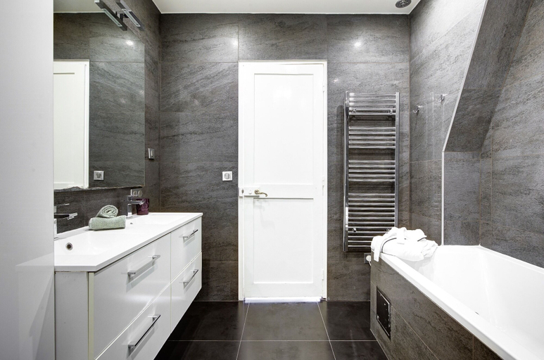 Bathroom 3, 3BR Modern Escape by Champs-Élysées, Paris