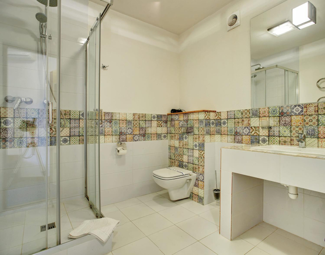Bathroom 3, Valentyna, L'vivs'ka