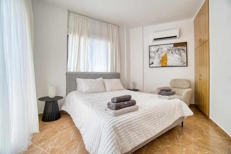 Bedroom 3, Queen Gardens R313