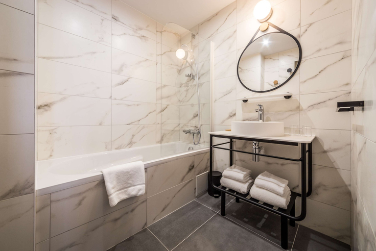 Bathroom 5, Best Western Le Relais Du Vigneron, Marne