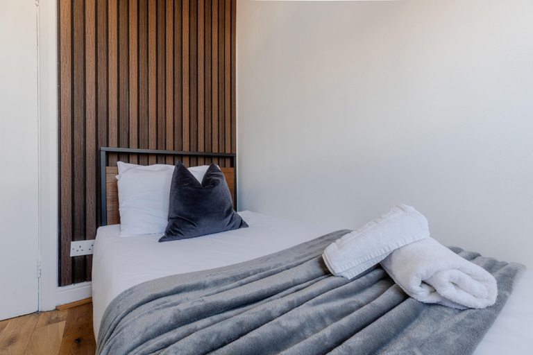 Bedroom 2, The Savers Hotel by PLI, London