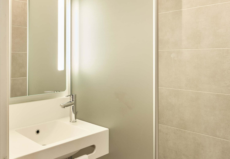Bathroom 4, B&B HOTEL Le Port- Marly St-Germain en Laye, Yvelines