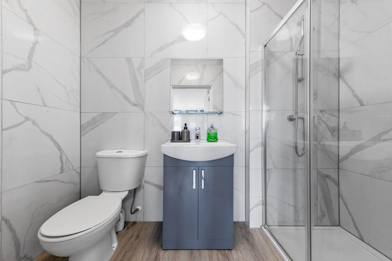 Bathroom 5, Comfy 1BDR / Parking / close to LDN, London