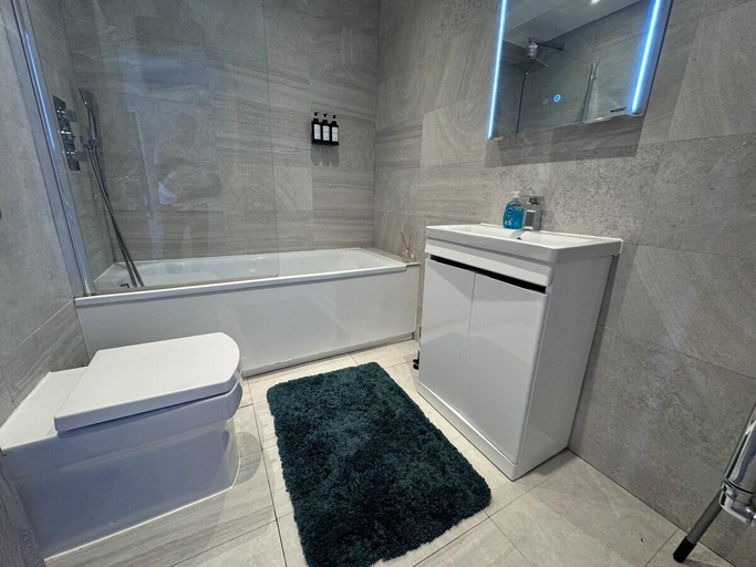 Bathroom, FT6 Brick Lane Studio, London