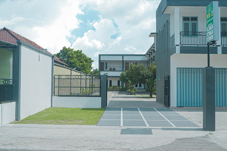 Exterior & Views