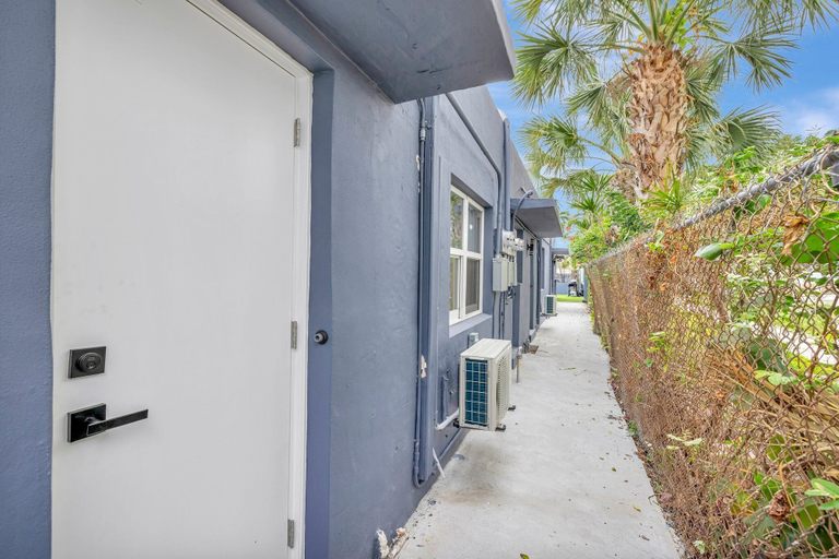 Others 5, Sophisticated 2BR1BA Short Walk to Beach, Broward