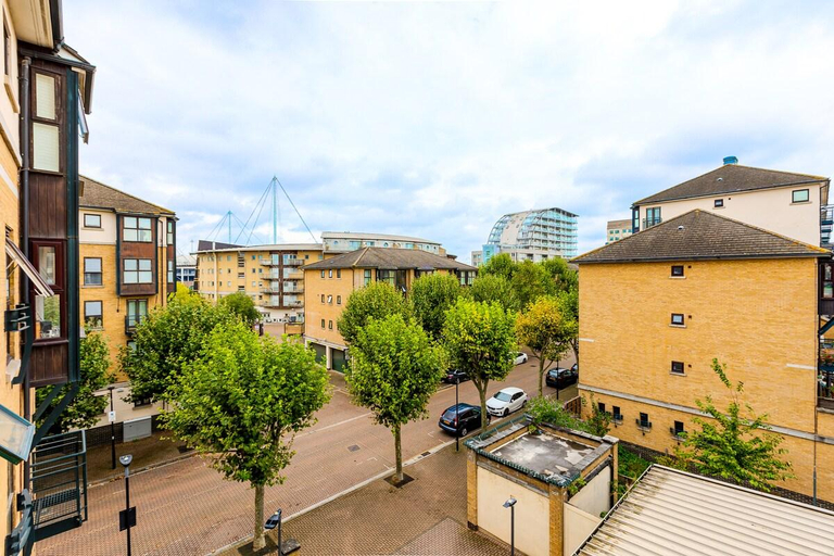 Others 4, Bright New 2BR flat w/Balcony near ExCeL London, London
