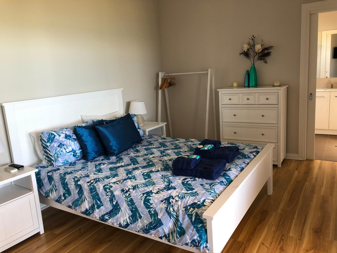 Bedroom 1, Romantic Getaway with Stunning Views, Streaky Bay