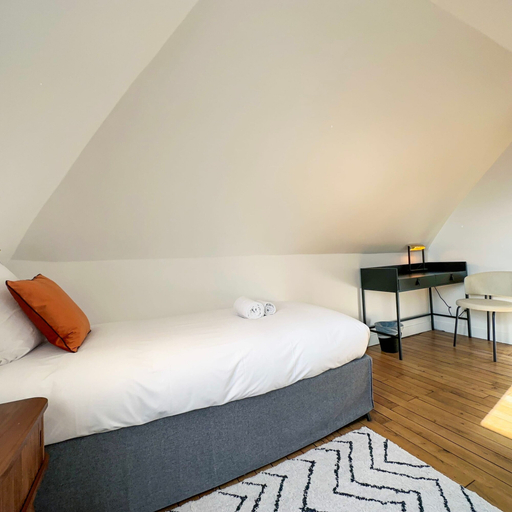 Room 2, Copernic Line Elegant 3BR Apartment in Paris, Paris