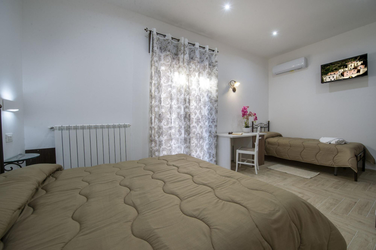 Bedroom 4, Il Ritrovo degli dei, Napoli