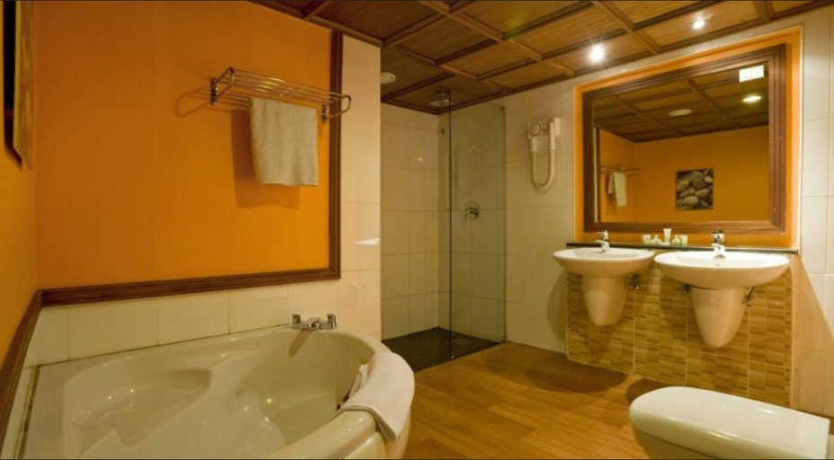 Bathroom 5, Golf Course Hotel, Kampala