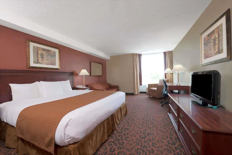 Bedroom 2, Ramada by Wyndham Niagara Falls/Fallsview, Niagara
