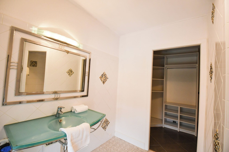 Bathroom 3, Logis Hôtel-Restaurant Domaine de Montecristo et Gîte l'Évasion Dantès, Aube