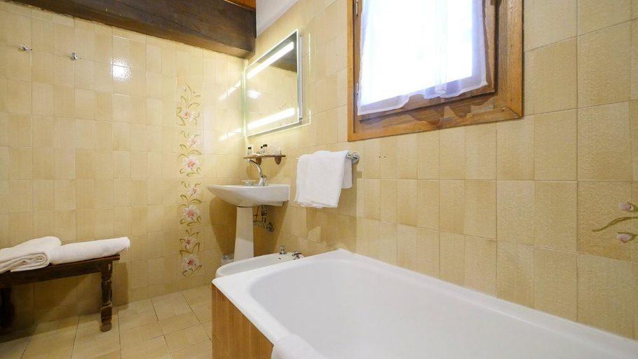 Bathroom 3, L'Annexe, Savoie