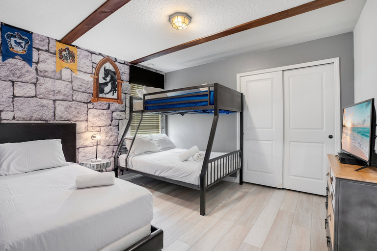 Bedroom 3, Windsor Island Let's Make Sunny Memories 2316, Polk