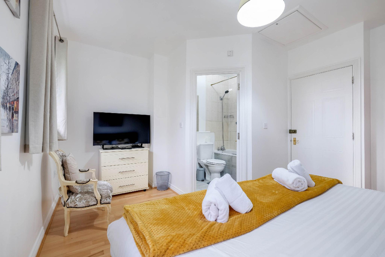 Others 2, Delightful 4 bedroom House Thamesmead West, London