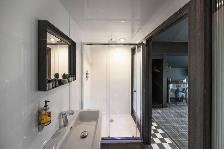 Bathroom 3, Briggate Hotel, Leeds