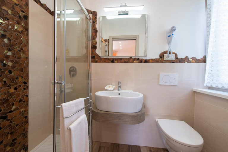 Bathroom 4, B&B Il Girasole, Napoli