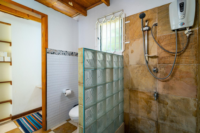 Bathroom 4, Lemongrass Lodge