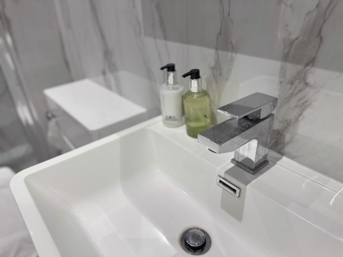 Bathroom 3, The Avonmore Olympia, London
