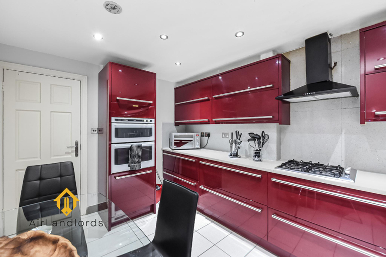 Others 4, Exclusive 2Bed 2Bath Flat in Swiss Cottage, London