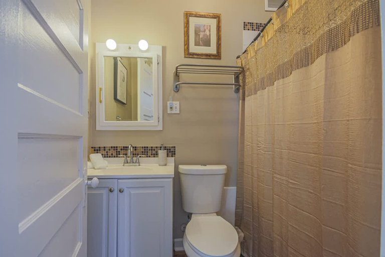 Bathroom, Comfy One Bed Apartment in Forest Park, Cook