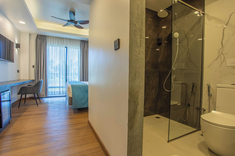 Bathroom 4, Whaleshark Beach