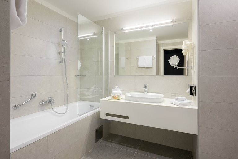 Bathroom 4, Hotel Salona Palace, Blaca