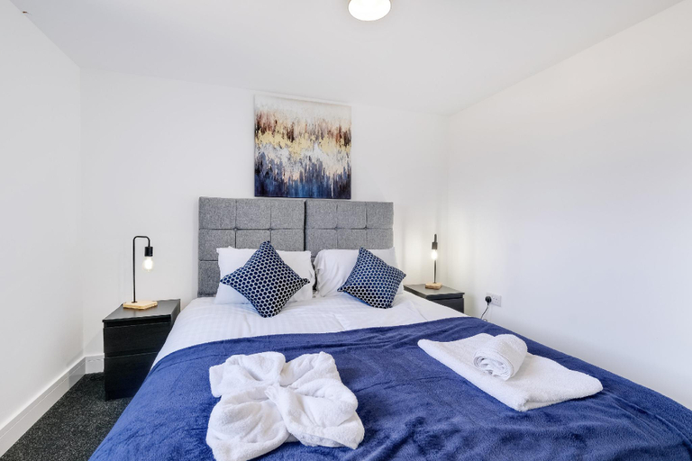 Others 4, Chaucer Avenue 6 Bedroom + 3 Bathroom with Parking, London
