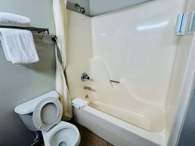 Bathroom 4, Econo Lodge Inn & Suites Monroe, Monroe